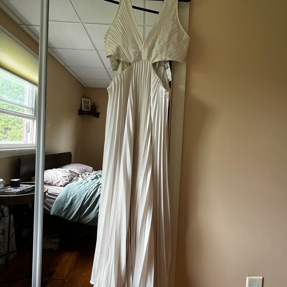 Ivory Abercrombie Giselle Pleated Dress - Picture 3 of 6